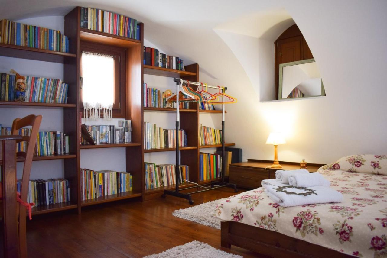 Sunshine House For 9, Cozy Set Up,verandas, Sea View. Hébergement de vacances Karterados (Santorini)