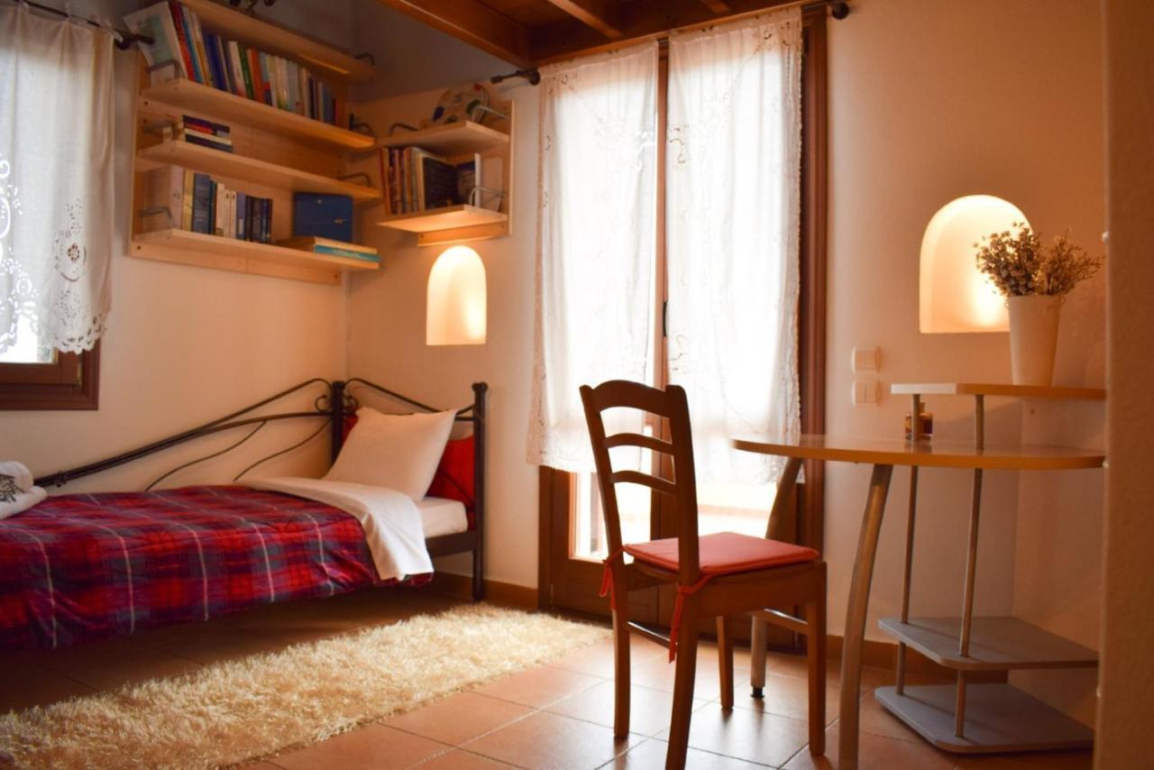 Sunshine House For 9, Cozy Set Up,verandas, Sea View. * Karterados (Santorini)